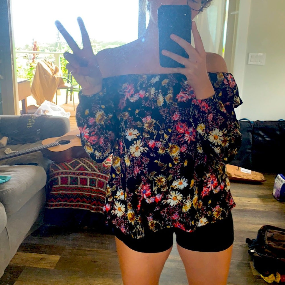 XS, fits like a small, brand new, off the shoulder